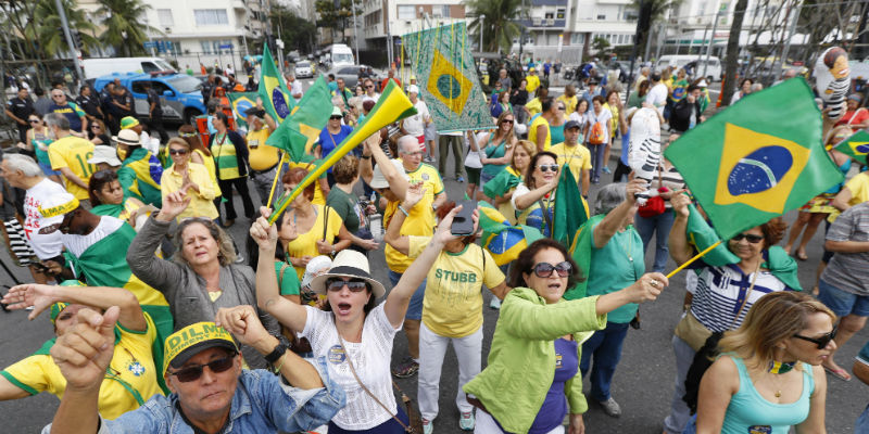 Una protesta contro l'ex presidente brasiliana Dilma Rousseff vicino alla spiaggia di Copacabana, a Rio de Janeiro, il 31 luglio 2016 (Kyodo via AP Images)