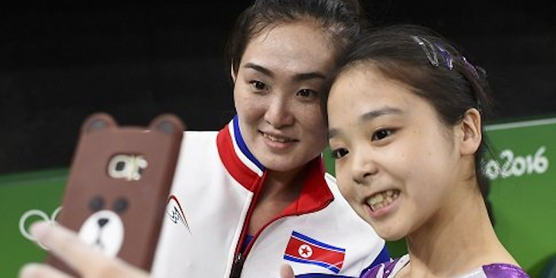 La nordcoreana Hong Un-jong (a sinistra) e la sudcoreana Lee Eun-ju