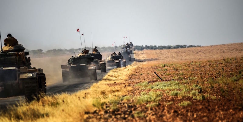 Carri armati turchi diretti a Jarabulus (BULENT KILIC/AFP/Getty Images)