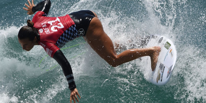 La surfista francese Johanne Defay agli US Open di surf a Huntington Beach, in California, il 25 luglio 2016 (MARK RALSTON/AFP/Getty Images)