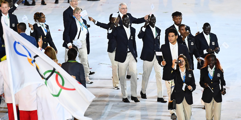 La squadra dei rifugiati durante la cerimonia inaugurale delle Olimpiadi di Rio de Janeiro (FRANCK FIFE/AFP/Getty Images)