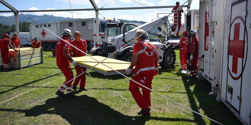 Membri della Croce Rossa Italiana allestiscono un rifugio di emergenza ad Amatrice, il 25 agosto 2016, dopo il terremoto che ha colpito il Centro Italia (Carl Court/Getty Images)