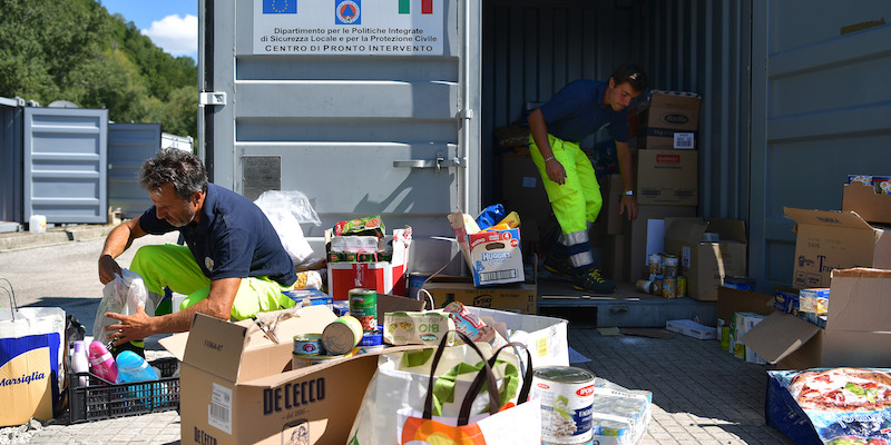 Un container di beni di prima necessità a Pescara del Tronto, in provincia di Ascoli Piceno, il 26 agosto 2016 (Carl Court/Getty Images)