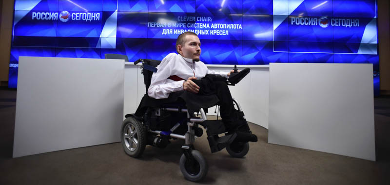 Valery Spiridonov durante una conferenza stampa su un sistema di pilota automatico per le sedie a rotelle, il 3 agosto 2016 a Mosca. (YURI KADOBNOV/AFP/Getty Images)