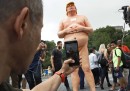 La statua di Trump nudo apparsa in cinque città americane