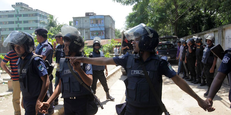 Poliziotti del Bangladesh dopo l'operazione che ha portato all'uccisione dell'ideatore dell'attentato di Dacca dell'1 luglio, a Narayanganj, il 27 agosto 2016 (STR/AFP/Getty Images)