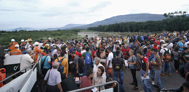Venezuelani in coda per attraversare il confine tra Venezuela a Colombia a San Antonio del Tachira, il 13 agosto 2016 (SCHNEYDER MENDOZA/AFP/Getty Images)