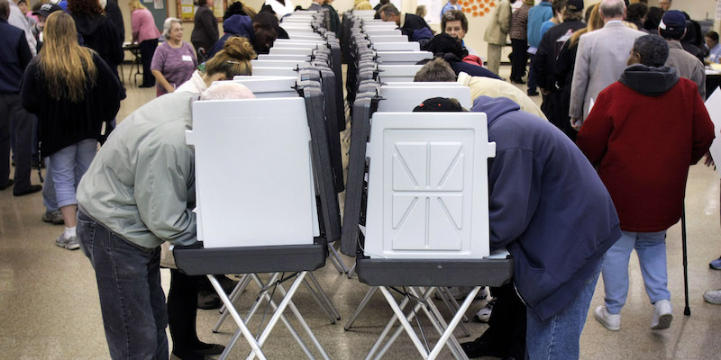 Procedure di voto in un seggio del Michigan alle elezioni presidenziali del 2008 (Bill Pugliano/Getty Images)