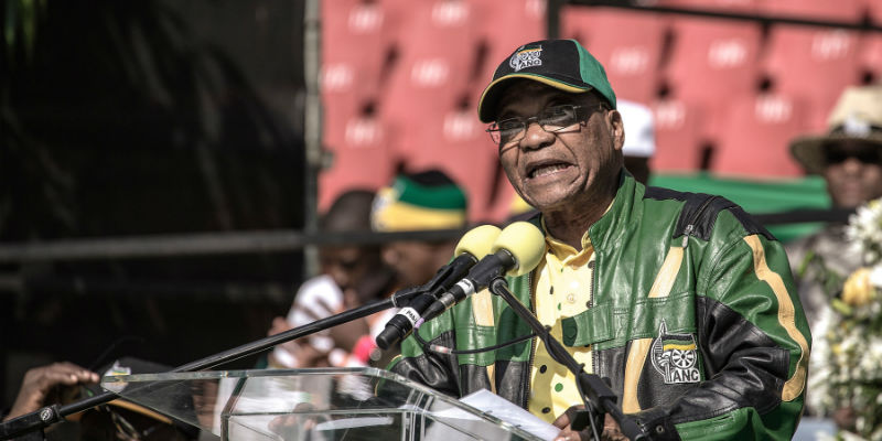 Il presidente sudafricano Jacob Zuma al comizio conclusivo del suo partito, l'African National Congress (ANC), prima delle elezioni comunali, il 31 luglio a Johannesburg (MARCO LONGARI/AFP/Getty Images)