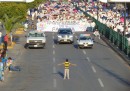 La foto del ragazzo messicano che cerca di bloccare una marcia contro i matrimoni gay