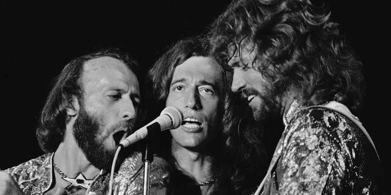 I Bee Gees (da sinistra, Maurice, Robin e Barry) cantano a Miami Beach, il 6 novembre 1979 (AP Photo/Phil Sandlin)