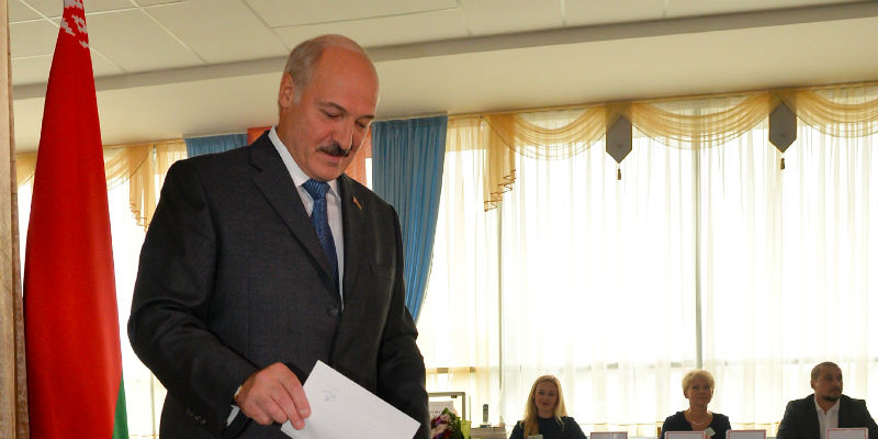 Il presidente bielorusso Aleksandr Lukashenko vota per le elezioni parlamentari del suo paese a Minsk, l'11 settembre 2016 (MAXIM MALINOVSKY/AFP/Getty Images)