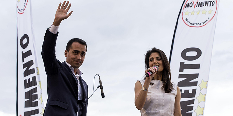 Virginia Raggi, con il vicepresidente della Camera e membro del direttorio del M5s, Luigi Di Maio, durante l'evento di chiusura della campagna elettorale, Ostia (Roma), 17 giugno 2016 (ANSA/ ANGELO CARCONI)