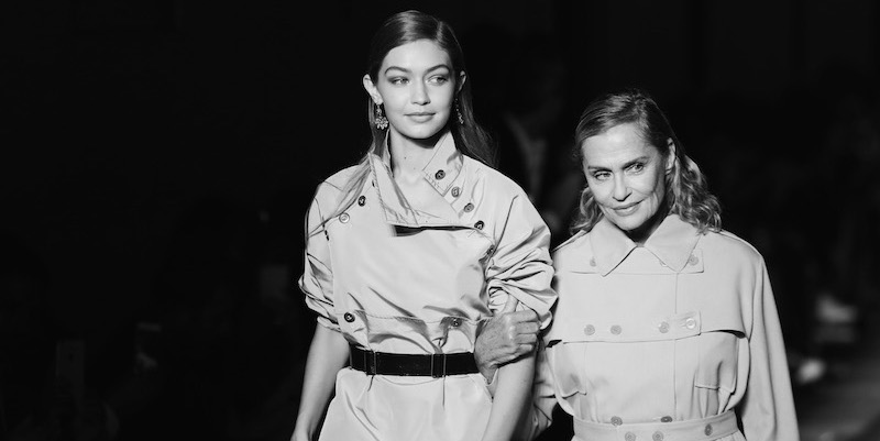 Le modelle Gigi Hadid e Lauren Hutton alla sfilata per i 50 anni di Bottega Veneta, Milano, 24 settembre 2016 
(Vittorio Zunino Celotto/Getty Images)