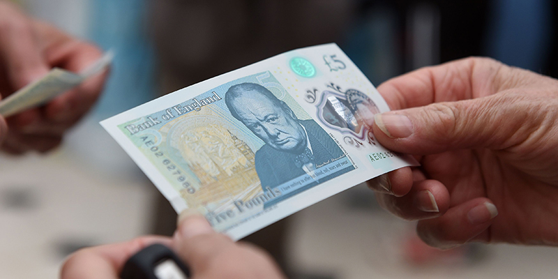 La nuova banconota di plastica con l'immagine di Winston Churchill (Joe Giddens - WPA Pool/Getty Images)