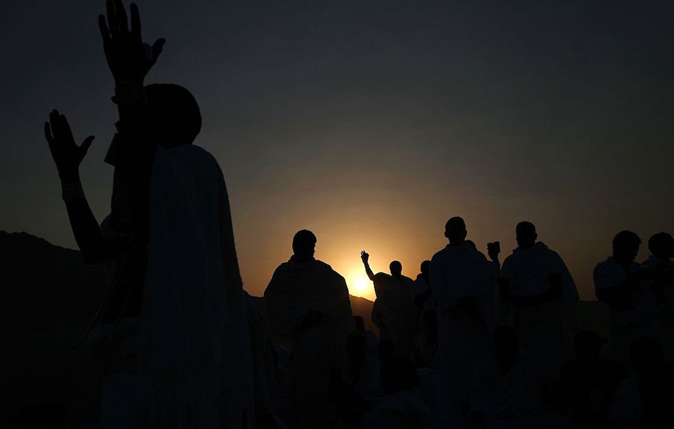 Alcuni fedeli musulmani pregano durante il pellegrinaggio dello Hajj sul monte Arafat (AHMAD GHARABLI/AFP/Getty Images)