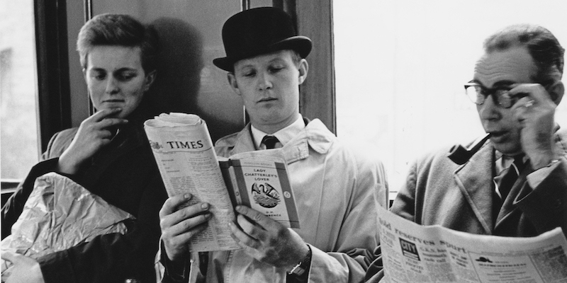 Un uomo legge sulla metro di Londra un tascabile Penguin di "L'amante di Lady Chatterley", nel 1959
(Fox Photos/Hulton Archive/Getty Images)