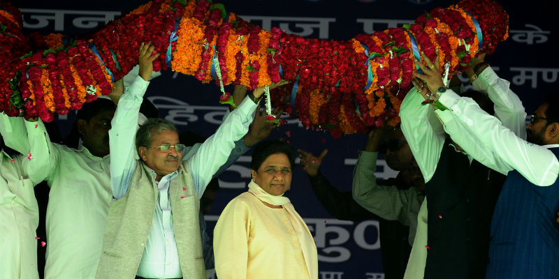 Il capo del Bahujan Samaj Party Mayawati durante un comizio ad Allahabad, nello stato indiano dell'Uttar Pradesh, il 4 settembre 2016 (SANJAY KANOJIA/AFP/Getty Images)