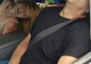 La foto di due adulti in overdose seduti in macchina con dietro un bambino