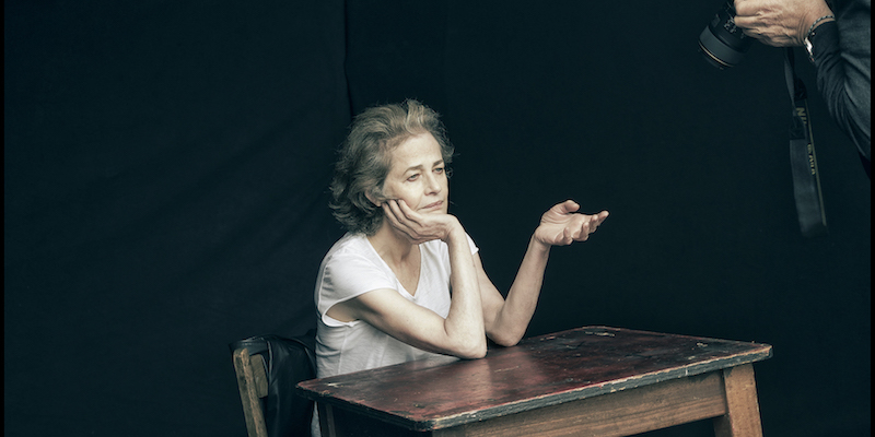 Charlotte Rampling fotografata da Peter Lindbergh sul set del calendario Pirelli 2017 (Pirelli)