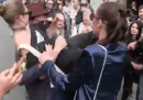 Gigi Hadid ha dato una gomitata in faccia a un uomo che ha cercato di prenderla in braccio
