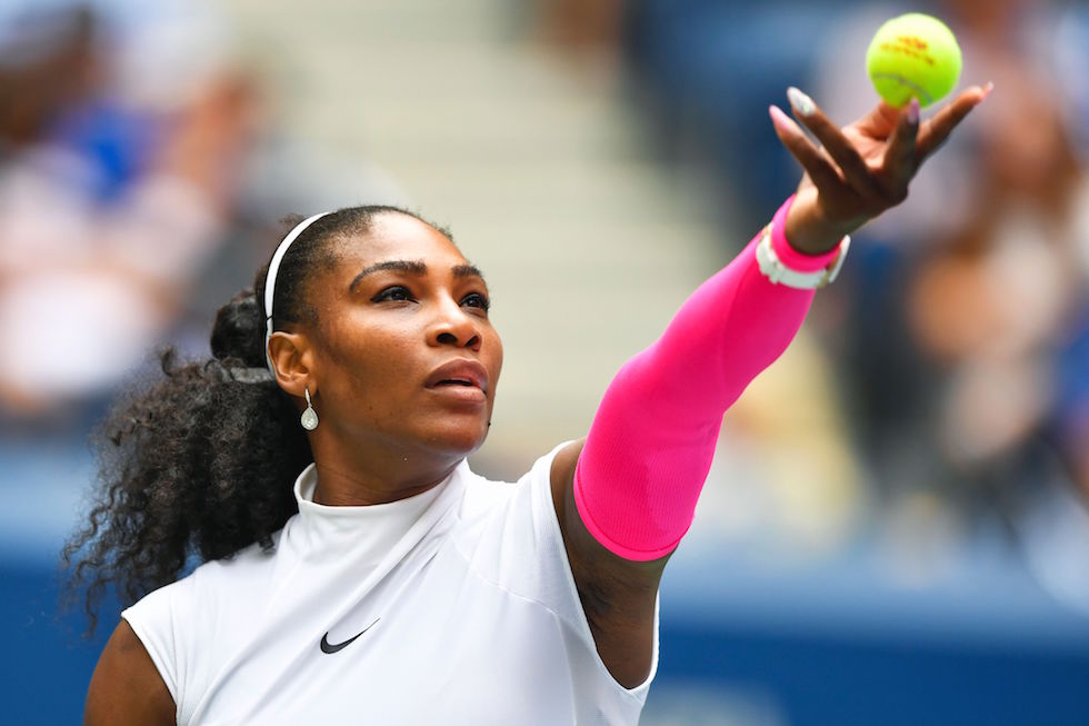 La statunitense Serena Williams serve contro la svedese Johanna Larsson agli US Open, New York, 3 settembre 2016
(MUNOZ ALVAREZ/AFP/Getty Images)