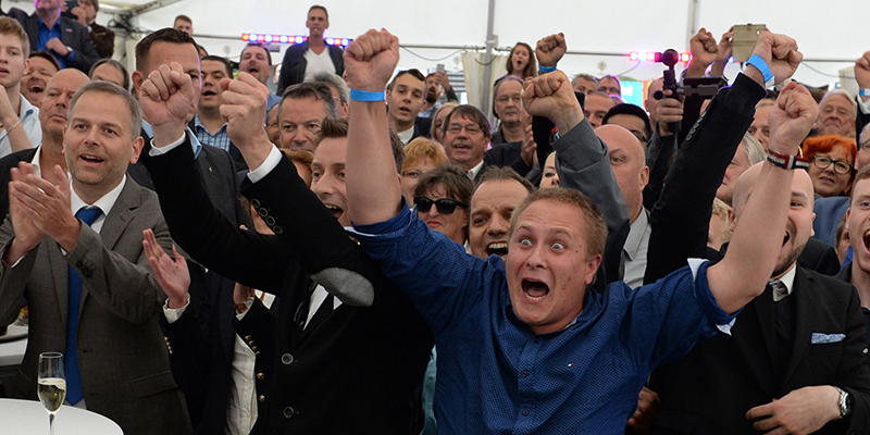 Sostenitori dell'AfD festeggiano il risultato del loro partito alle elezioni nel Meclemburgo-Pomerania Anteriore (Daniel Bockwoldt/dpa via AP)