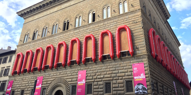 L'installazione "reframe" dell'artista cinese Ai Weiwei, composta di 22 gommoni arancioni, appesa alle finestre di Palazzo Strozzi, a Firenze, per la mostra "Ai Weiwei Libero", il 21 settembre 2016 (Alvise Armellini/picture-alliance/dpa/AP Images)