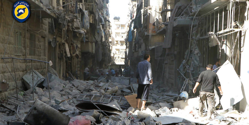 Una via di Aleppo dopo un bombardamento (Syrian Civil Defense White Helmets via AP)