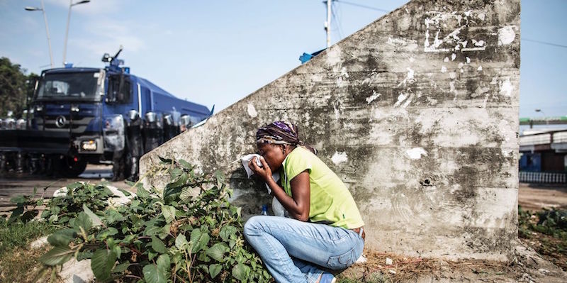 Una donna si nasconde durante gli scontri di mercoledì a Libreville (MARCO LONGARI/AFP/Getty Images)