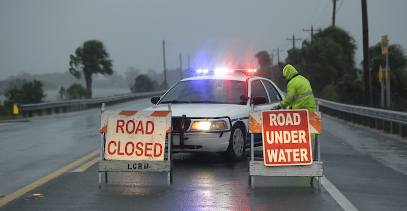 La polizia blocca il traffico su una strada allagata a Cedar Keyu (AP Photo/John Raoux)