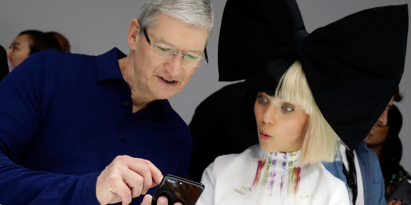 Il CEO di Apple, Tim Cook, mostra il nuovo iPhone 7 all'attrice e ballerina Maddie Ziegler (AP Photo/Marcio Jose Sanchez)