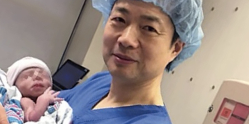 John Zhang con il bambino nato con il DNA di tre persone (New Scientist)