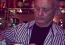 Le foto e i video di Bill Murray che fa il barista