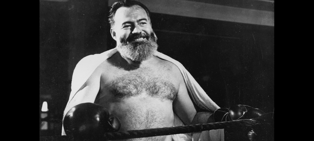 Ernest Hemingway con dei guantoni da boxe nel luglio del 1944 (AP Photo)