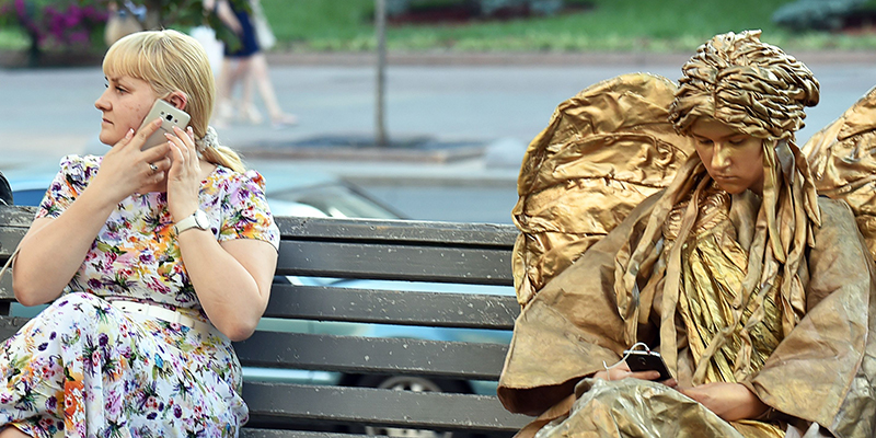 Gli smartphone prendono meglio in una mano che nell’altra