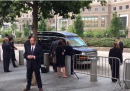Il momento in cui Hillary Clinton lascia la cerimonia dell'11 settembre dopo un malore