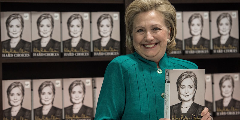 Hillary Clinton in una libreria di Arlington, in Virginia, insieme a molte copie del suo libro "Hard Choices", il 14 giugno 2014 (NICHOLAS KAMM/AFP/Getty Images)