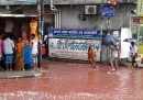 Le strade di Dacca piene di pioggia e sangue