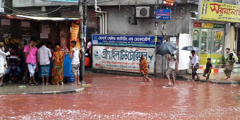 Le strade di Dacca inondate di pioggia mista a sangue il 14 settembre 2013 (AP Photo)