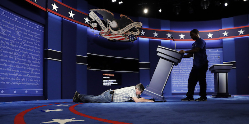 I tecnici preparano il palco per il dibattito televisivo tra Hillary Clinton e Donald Trump. (AP Photo/Patrick Semansky)