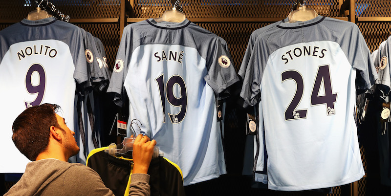 Le maglie dei tre nuovi acquisti del Manchester City (Michael Steele/Getty Images)