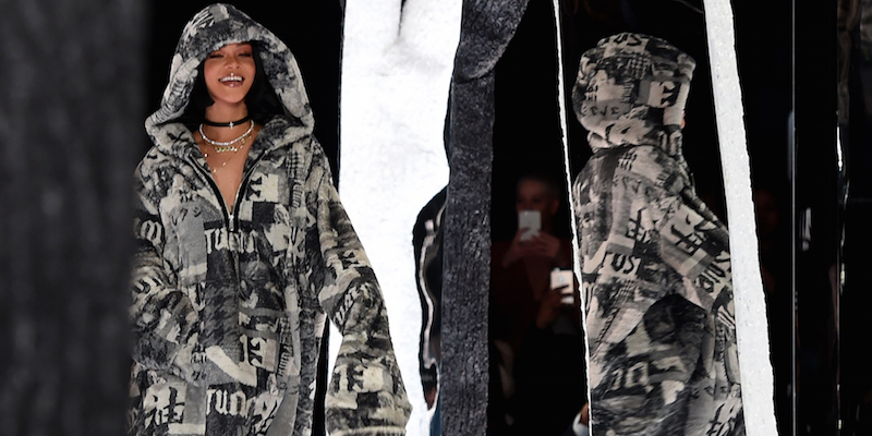 Rihanna alla sfilata della sua collezione per Puma, 12 febbraio 2016 (TIMOTHY A. CLARY/AFP/Getty Images)