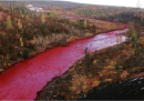In Russia c'è un fiume che è diventato rosso