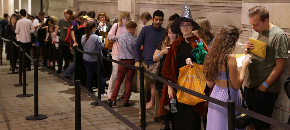 Una fila di persone in attesa di comprare "Harry Potter and the Cursed Child" a Londra, il 30 luglio 2016 (DANIEL LEAL-OLIVAS/AFP/Getty Images)