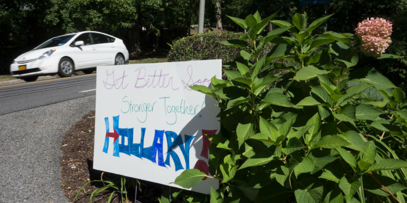 Un cartello con un messaggio di pronta guarigione per Hillary Clinton, vicino alla sua casa di New York (DON EMMERT/AFP/Getty Images)