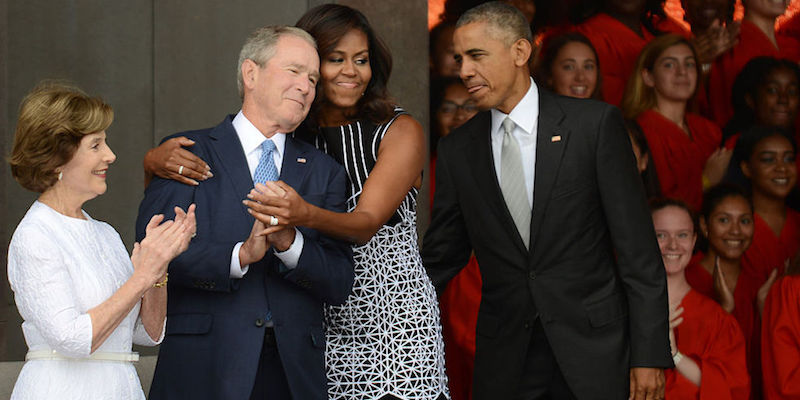 Il presidente degli Stati Uniti Barack Obama, la first lady Michelle Obama, l'ex presidente George W. Bush e l'ex first lady Laura Bush durante l'inaugurazione del museo nazionale di storia e cultura afroamericana dello Smithsonian Institution, a Washington, il 24 settembre 2016 (Astrid Riecken/Getty Images)