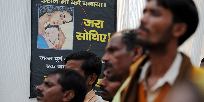 Un manifesto contro il feticidio femminile, nel 2011 in India (ROBERTO SCHMIDT/AFP/Getty Images)