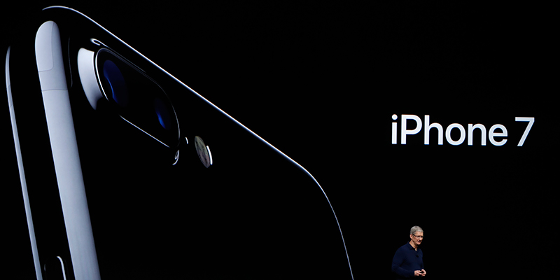 Tim Cook, CEO di Apple, presenta i nuovi iPhone 7 (Stephen Lam/Getty Images)