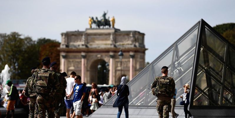 Soldati francesi di pattuglia al Louvre il 10 settembre 2016 (MIGUEL MEDINA/AFP/Getty Images)
